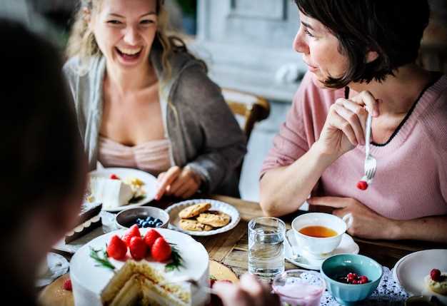 Compartir comida con familiares en los sueños