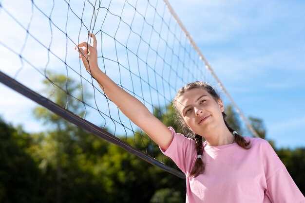 Jugar al voleibol en un gimnasio o cancha