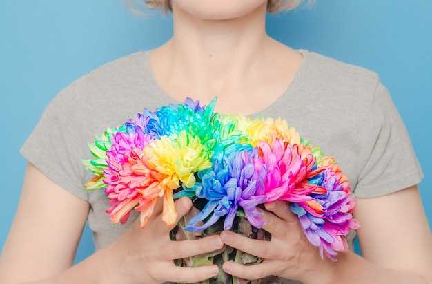 El color rojo en un ramo de flores simboliza la pasión y el amor apasionado. Puede ser una señal de que estás experimentando una intensa atracción hacia alguien o que el fuego de la pasión se está avivando en tu relación actual. También puede indicar energía y acción, por lo que puede ser un mensaje para que tomes medidas y persigas tus objetivos con entusiasmo y determinación.