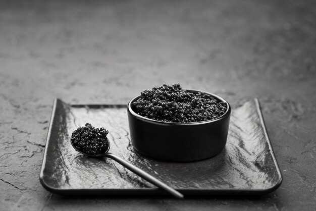 ¿Qué significa soñar con servir caviar negro a los demás?