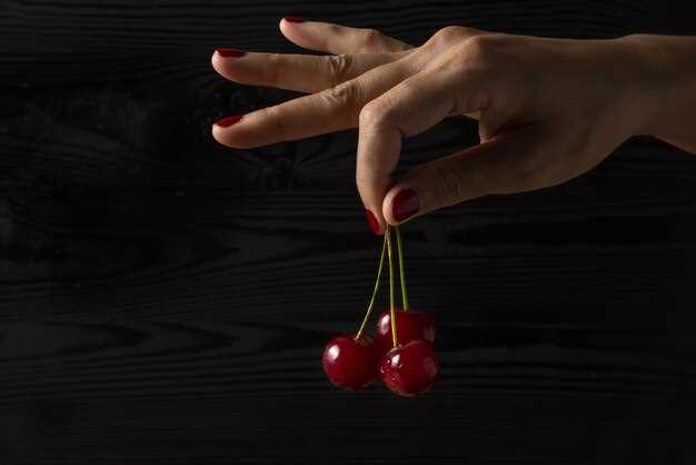 El color rojo vibrante de las bayas de cereza