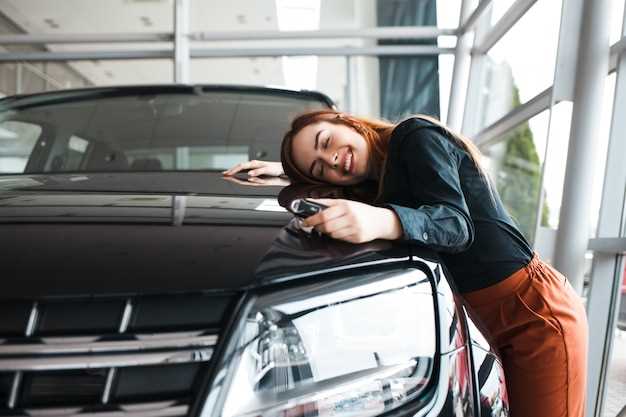 El coche plateado como metáfora de la velocidad y el progreso