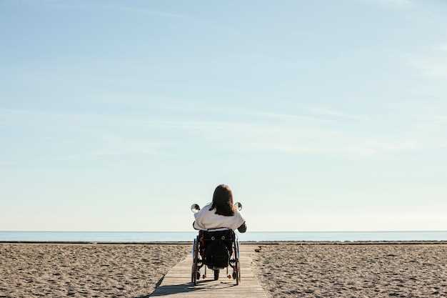 Posibles interpretaciones de la chica en silla de ruedas como símbolo de limitaciones físicas