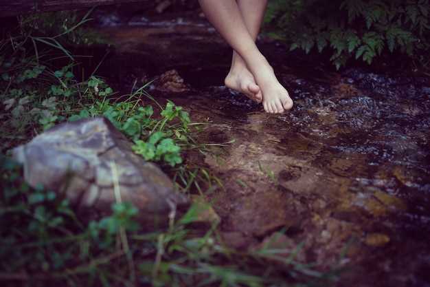 La conexión entre descalzo en el barro en sueños y la liberación emocional