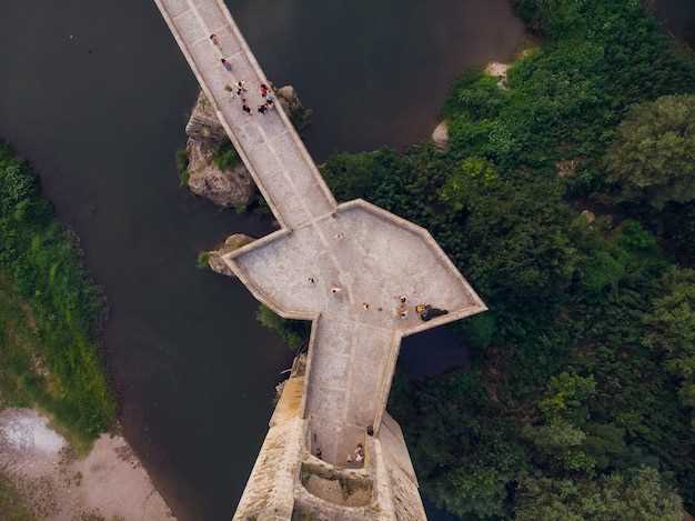 El puente fluvial como símbolo de transición y transformación