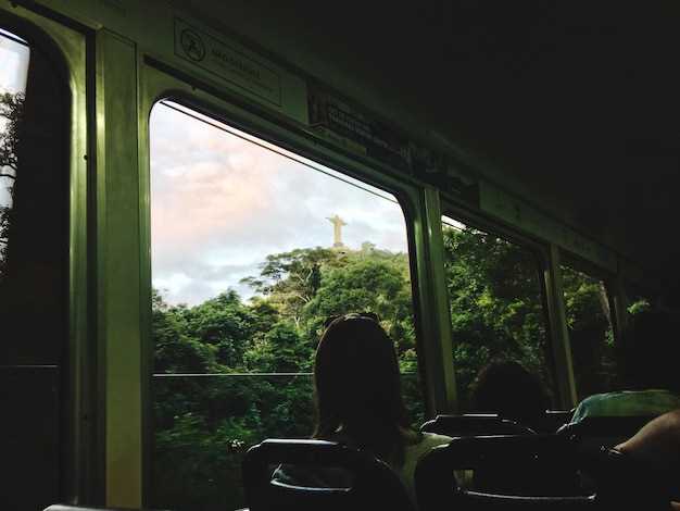 Interpretación de los colores y formas en los sueños con trenes